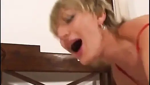 Genç erkek avcısı kamera için büyük yarak alıyor