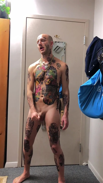 Dövmeli twink mastürbasyon tek başına