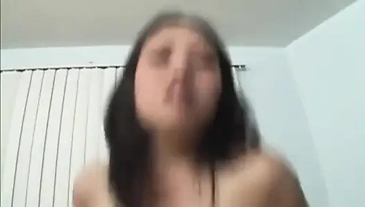 Çekici Asyalı kaltak götten sikiliyor ve dölleniyor