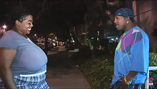 Güzel ve tıknaz zenci bebek domaltarak sikiş seansında beyinlerini siktiriyor