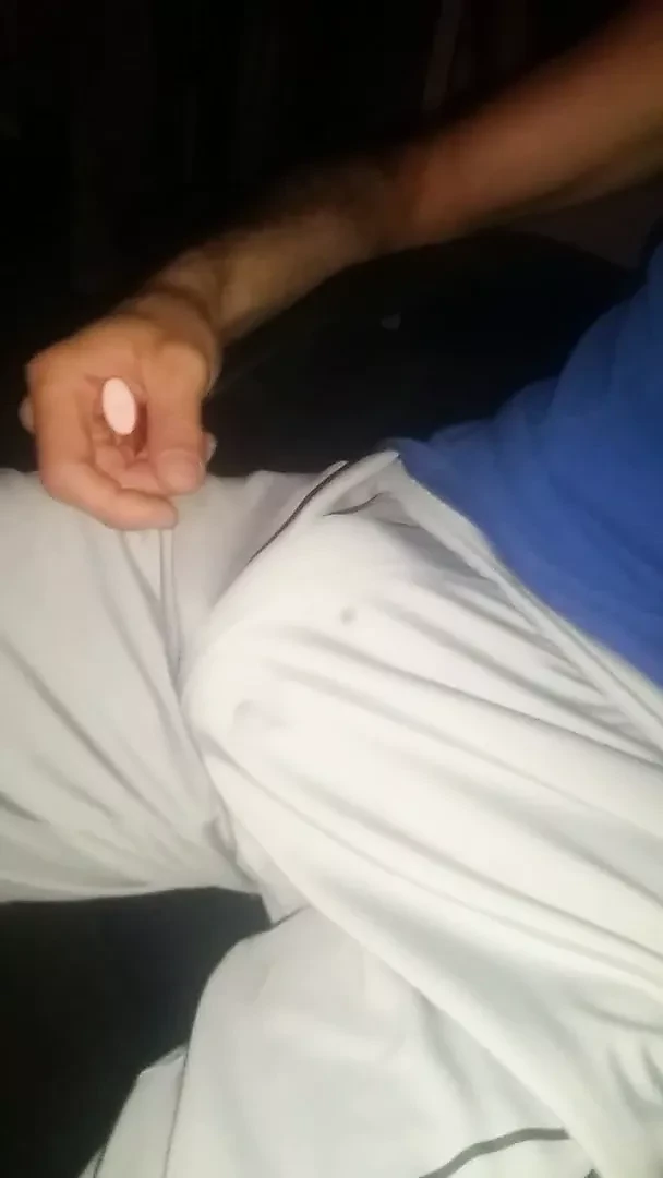 Показывает выпуклость друзьям