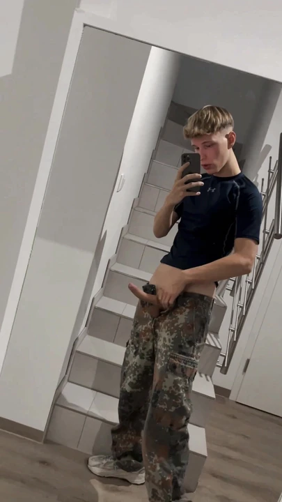 Немецкий паренек-блондинка из Бундесвера - возбужденный