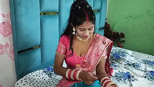 Hintli çift üvey kız kardeşi yatağın altına saklanırken üvey annesiyle yatağı paylaşıyor