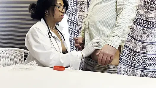 Hemşire sperm örneği almasına yardım ediyor, buna bayılıyor!