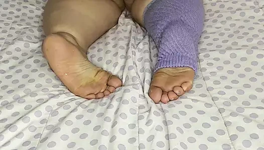 Big ass stepmom while playing in bed in leggings