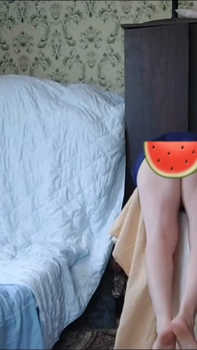 Kaptan ladyboy beyaz sürtük havalı model Yummy Kitty tutkuyla erkekten kıza kendi kendine yapılmış videolar ve elbiseler yapıyor | Klip 2