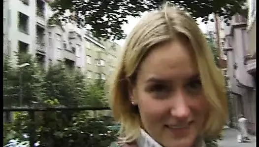 Deutsches Teen auf der Strasse angesprochen