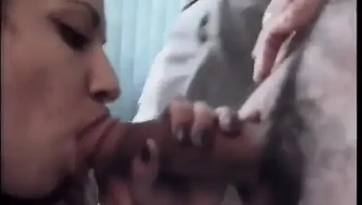 Muhteşem memeli esmer piliç yatakta iki yarakla sert sikiliyor
