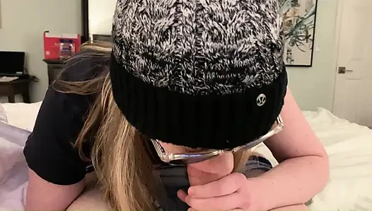 Güneş gözlüklü ateşli orta yaşlı seksi sürtük yarağı teneffüs ediyor