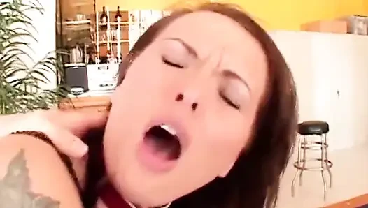 Ateşli hatun şişman balon götüyle sert bir yarağa biniyor