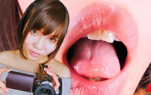 Utangaç momo momoi'nin ağzı ve dişlerinin heyecan verici selfiesi!