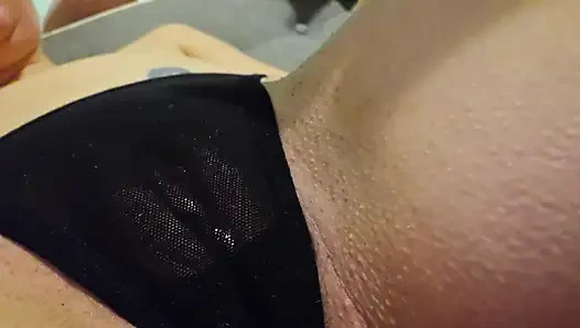 Seksi Orta Yaşlı Seksi Kadın Vibratör Yardımıyla Külotun Içinden Klitoris Orgazmı..