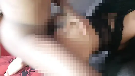Yuvarlak popo yarığı iyi penis yutar.