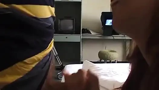 Tatlı esmer günaydın için güzel bir sakso çekiyor