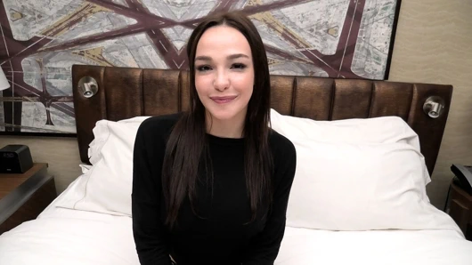 Bu yepyeni 18 yaşındaki modelin harika 32dd büyük doğal göğüsleri var