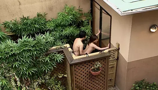 JAPON ATEŞLI SÜRTÜK EMDIKTEN VE SIKIŞTEN SONRA YÜZÜNE BOŞALMANıN TADıNı ÇıKARıYOR