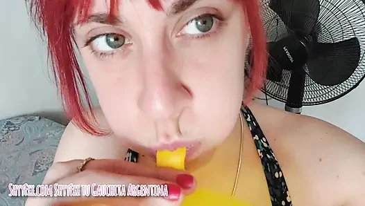Tombul yanaklarla balon şişirme seansı!