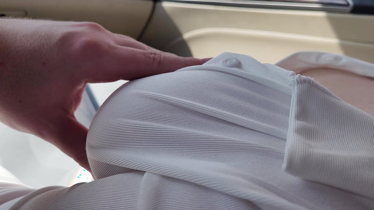 Ateşli büyük göğüslere dokunuyor ve üniversiteden sonra arabada sutyen yok 18+