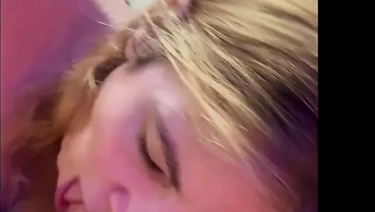 Üvey babaya sakso çekiyor ve yumruklanıyor