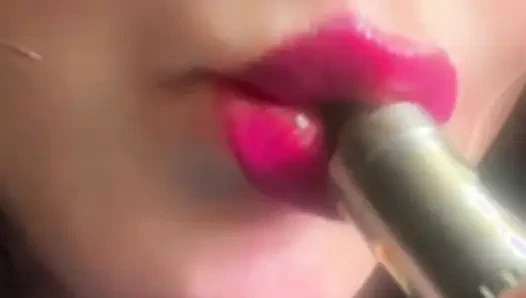 Sigara içen ateşli pembe baştan çıkarıcı dudaklar ve ağır çekim buhar mutluluk