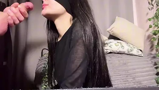 Chris Eva'ya biraz tatlı dondurma verdi ve sonra onu Chriseva'nın ağzına verdi