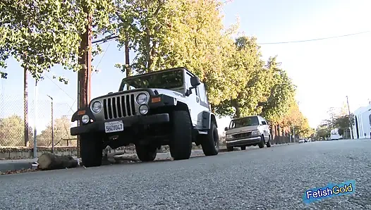 İri göğüslü genç kız azgın lezbiyen sarışın tarafından domine ediliyor