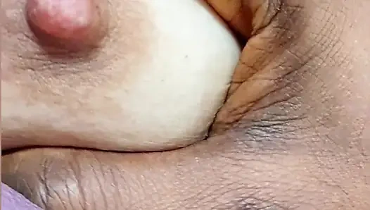 Ateşli evli kadın kadın kılıklı kocasının küçük penisini emiyor