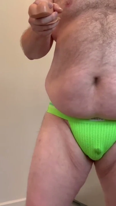 Büyük Göbekli Ayı kendini sikiyor ve jockstrap'ten fışkırtıyor! | Bölüm 1