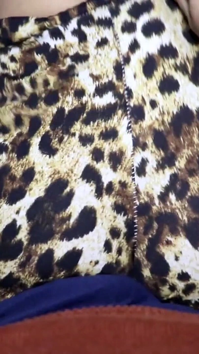 Seksi leopar şortlu bakış açısı mastürbasyon kucak dansı | Klip 1