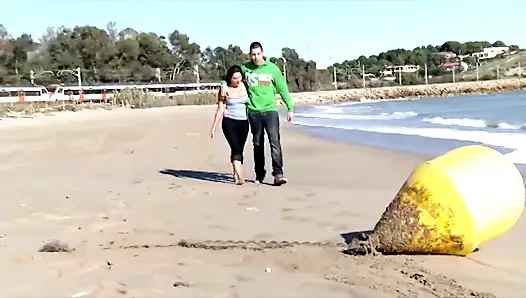 Sahilde sikişmek bu Alman orta yaşlı seksi kadın için gerçek bir zevk