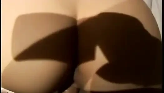 Genç sarışın yarak emiyor sonra arkadan alıyor sonra bakış açısıyla götü boşalıyor