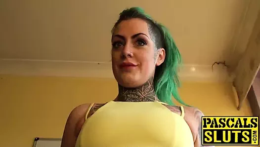 Dövmeli bebek anka kuşu madina şeritler kapalı ve masturbates