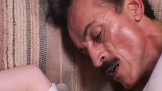 Büyük memeli Fransız genç kızın iki yarakla üçlü seks yaptıktan sonra yüzüne boşalma