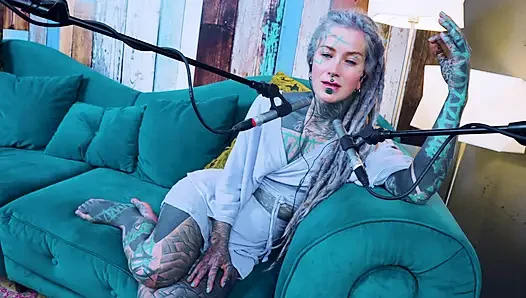 U hakkında konuşuyorum - rahatsız - asmr podcast sfw konuşuyor gotik sıska kız dreadlocks dövmeli model dövmeli kız