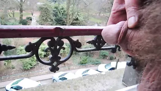 balkona işedim