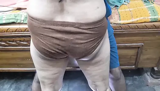 En ateşli evli kadın seksi adamla sikiliyor, derin gırtlağına kadar sakso çekiyor ve domaltarak sikiliyor