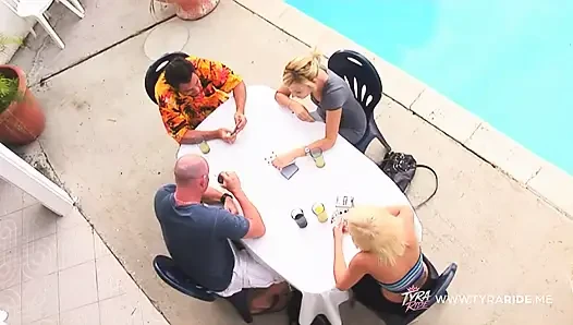 Sarışın orta yaşlı seksi kadın açık havada kel kaslı adamla yakınlaşıyor