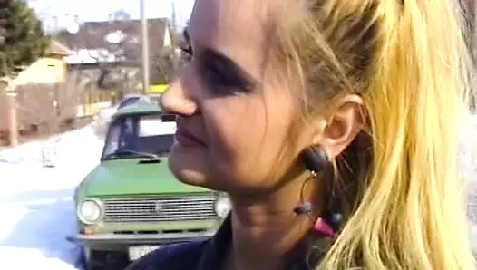 Sarışın Alman genç kız büyük bir yüze boşalmadan önce sert sikiliyor