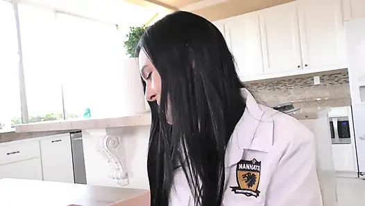 Marley Brinx kız üniformasıyla sikilmek istiyor