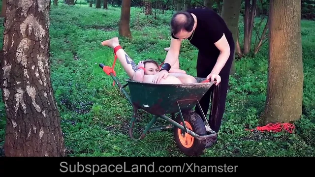 Молодую рабыню связали и трахнули в саду