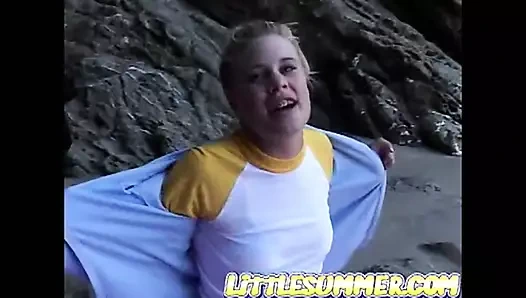 Doğal memeli ve bikinili seksi küçük summer