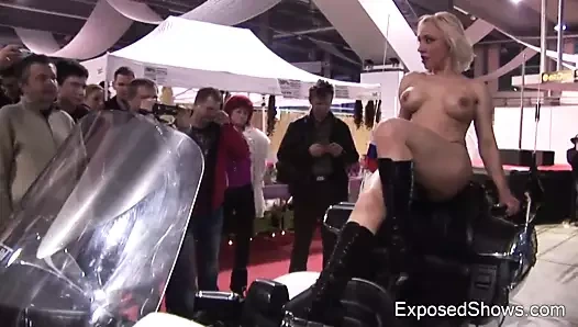 Çarpıcı busty kız bisiklet üzerinde poz