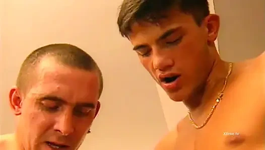 Harika Çek kız çifte penetrasyonla sikiliyor