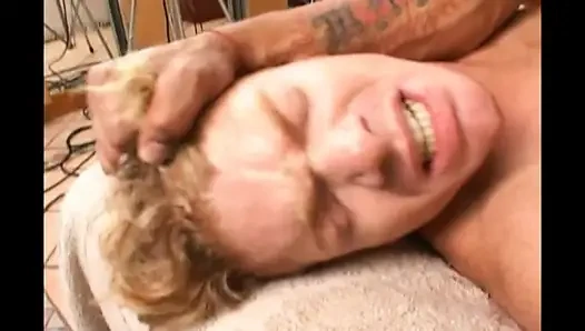 Zenci adam beyaz adama hükmediyor