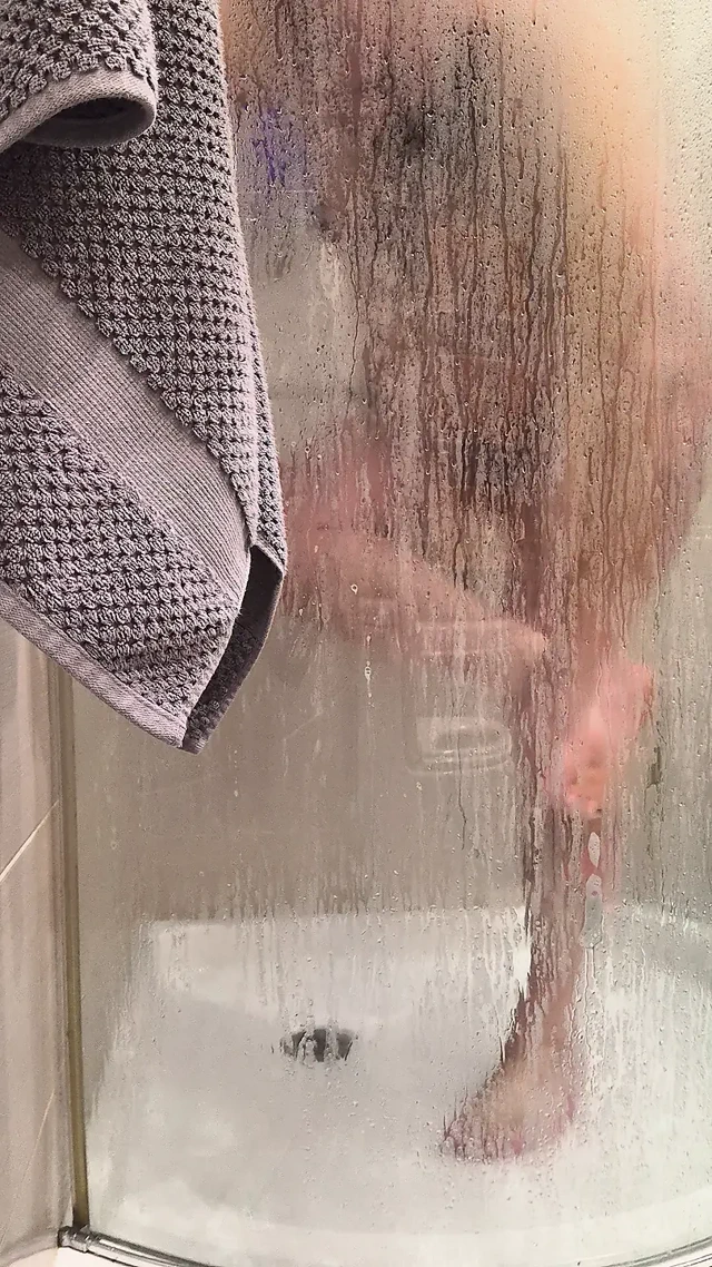 Amatör duş götü ve vücut temizleme. Bir arkadaş için göt ev görünümü