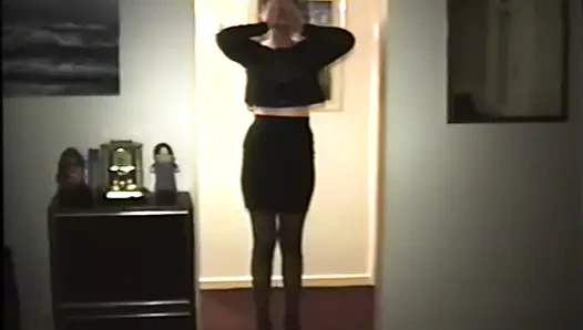 Karısı kamera için giyinmek oynuyor