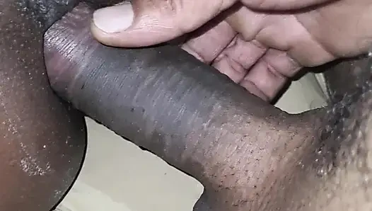 Üvey babam bakire götümü yavaşça sikiyor, daha önce hiç vermedim.