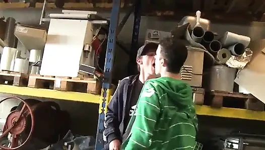 Koklama ve çorapla hafta sonu sikişiyor.. Kaykaycı çocuklarımız Sven Und Jimmy Hilton depoda...