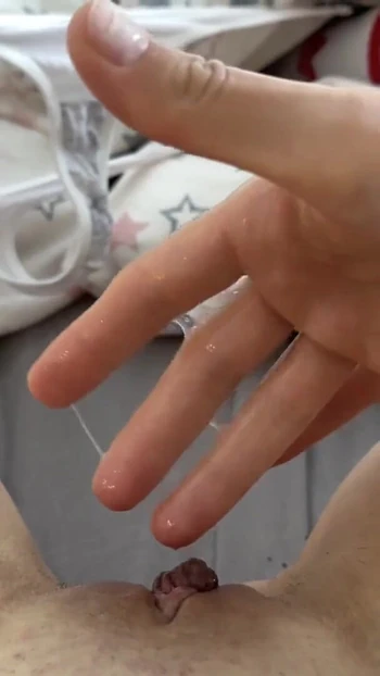 Мощный момент из "она думала, что это Netflix!! Трах пальцами и сквирт из FPOV"