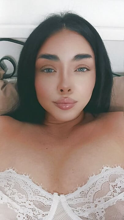 Sahibe Lilikitten seksi iç çamaşırı deniyor ve azdırıyor